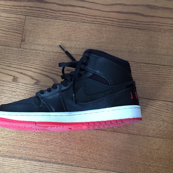 Jordan 1 mid, red and black great condition - Picture 3 of 5